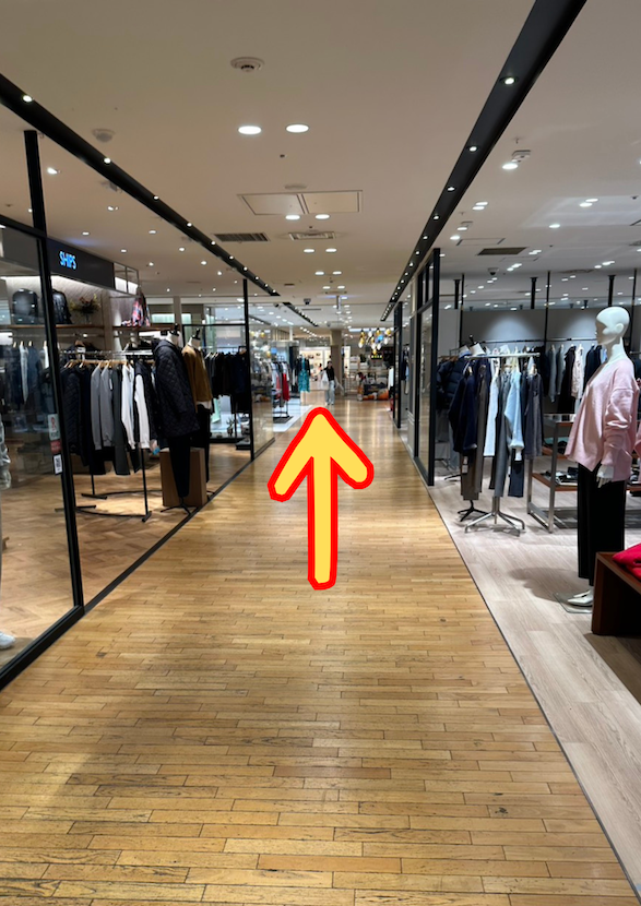 { 店内に入りましたらまっすぐお進みください！ }